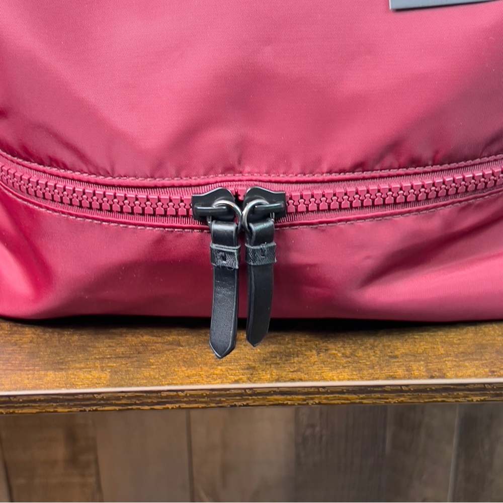 Mondani New York WeekenderTote/Duffle/Gym Bag Holds Sneakers & Yoga Mat … - Picture 4 of 14